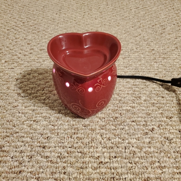 SCENTSY HUGS & KISSES Full Size Wax Warmer Valentines Red Heart Shaped RETIRED - Picture 3 of 6
